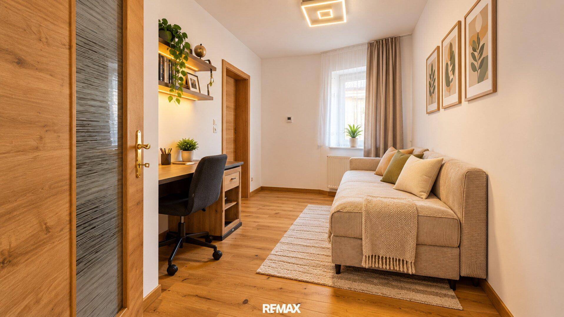 Helles Arbeitszimmer mit Schreibtisch, bequemem Sofa und warmem Holzfußboden.