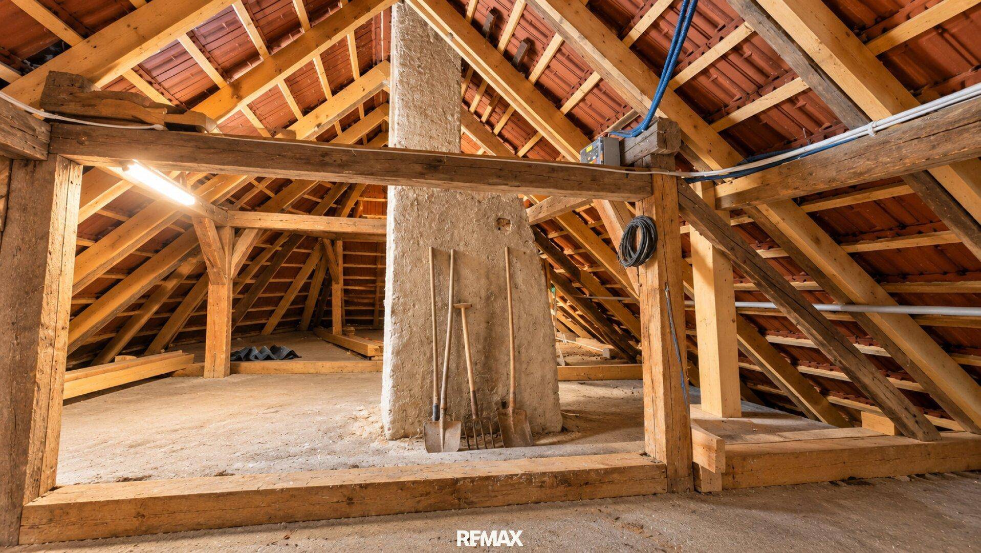 Unausgebauter Dachboden mit beeindruckendem Holzdachstuhl und viel Potenzial für zukünftige Nutzung.
