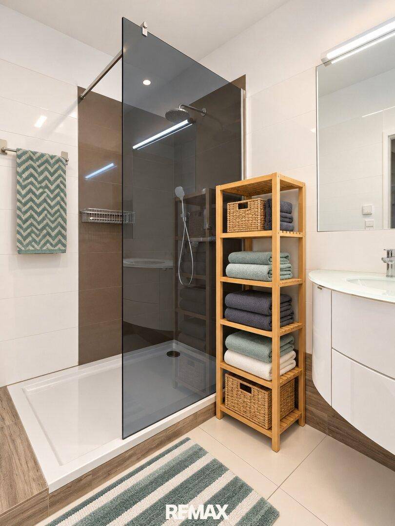 Modernes Badezimmer mit begehbarer Dusche, Einzelwaschbecken und Holzregal.