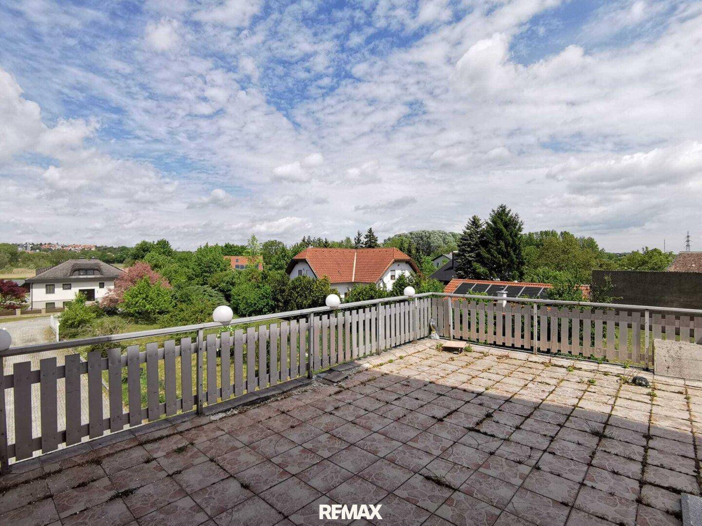 Große Dachterrasse mit weitem Blick über die Umgebung und Wohngebäude.