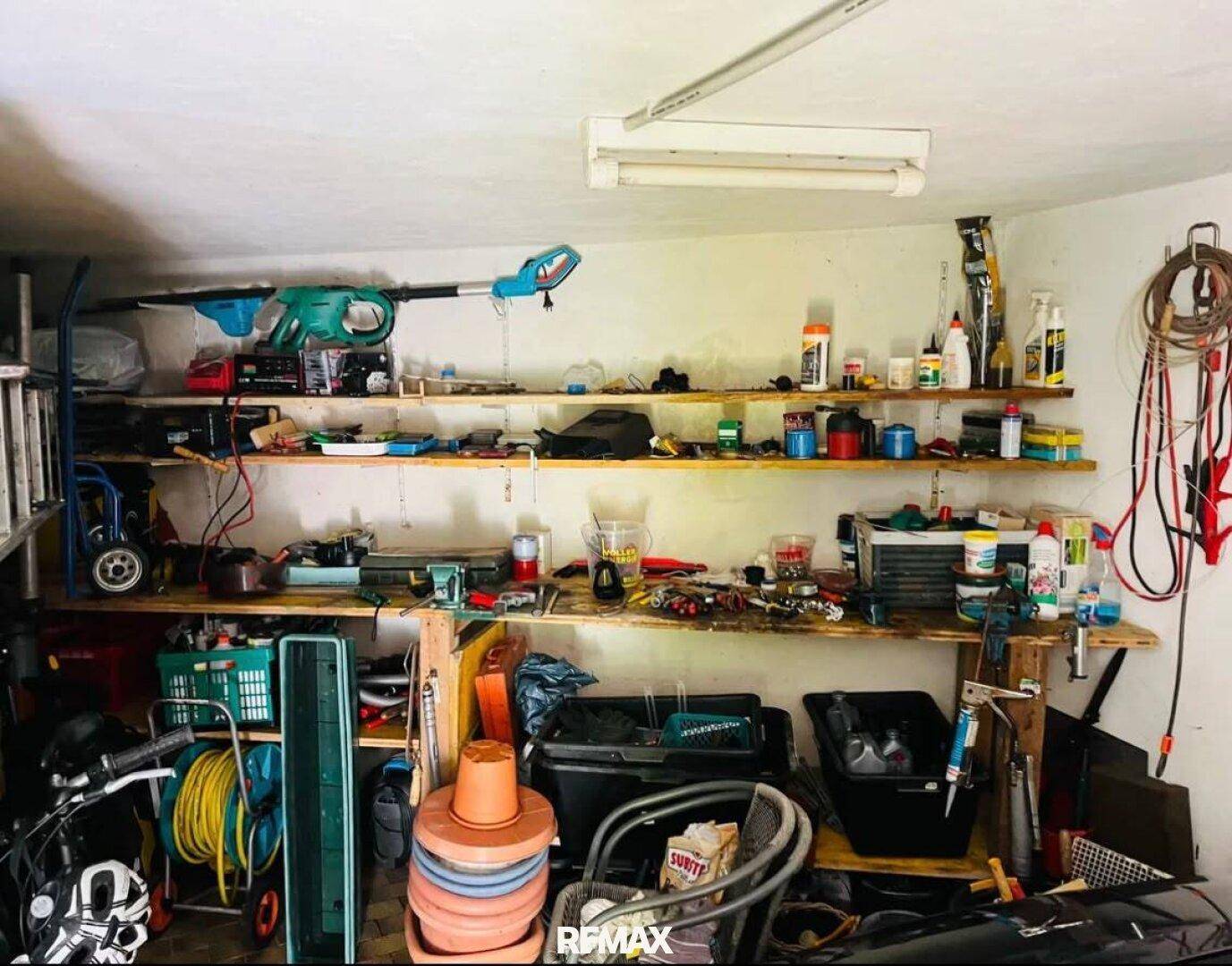 Detaillierte Ansicht der Garagenregale, gefüllt mit einer Vielzahl von Werkzeugen und Haushaltsartikeln.