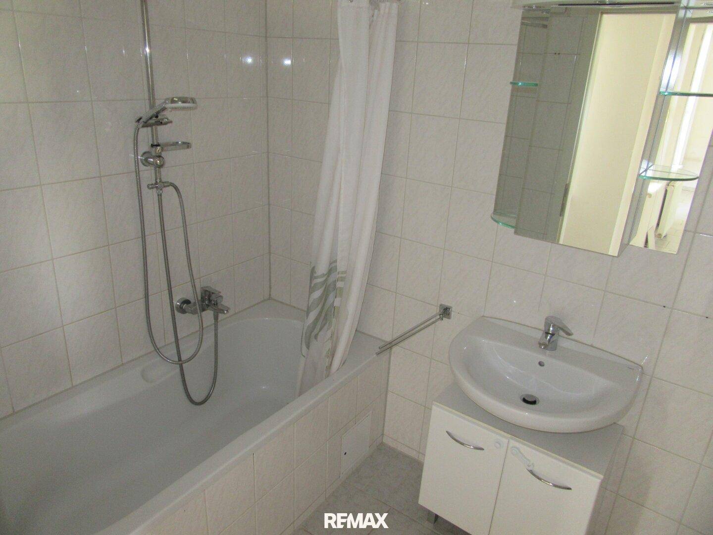 Badezimmer mit Wanne und Waschmaschinenanschluss