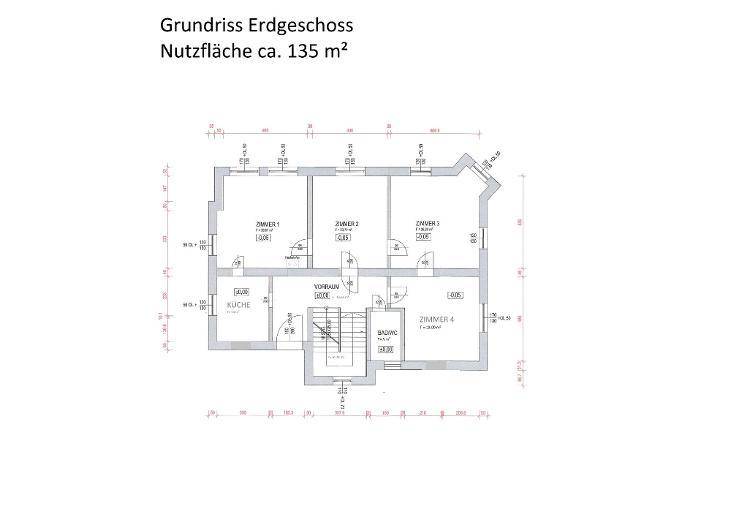 Grundriss des Erdgeschosses mit vier Zimmern, Küche und Treppenhaus.