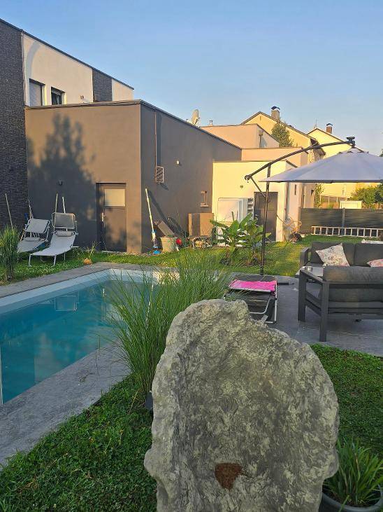 Entspannter Gartenbereich mit Swimmingpool, Liegestühlen und einer gemütlichen Lounge-Ecke.