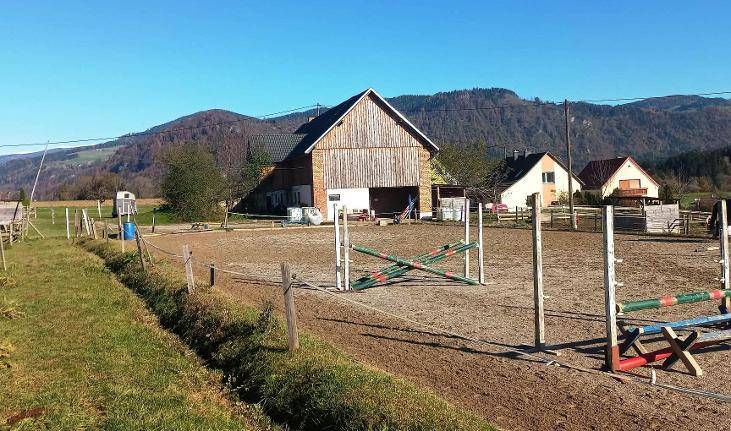 Weitläufiges Anwesen mit Reitplatz und Blick auf die umliegende Berglandschaft.