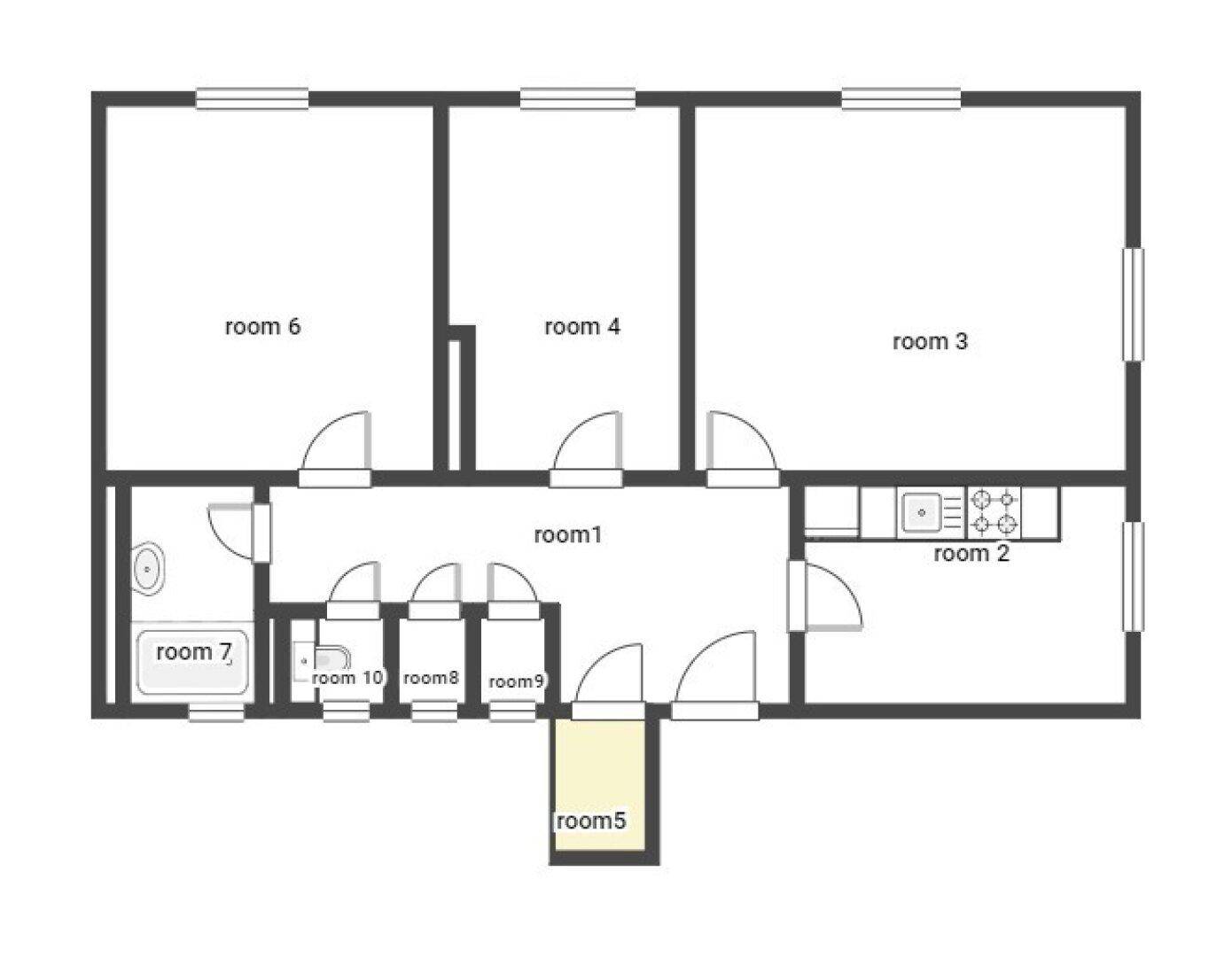 Übersichtlicher Grundriss mit mehreren Räumen und einem Balkon.