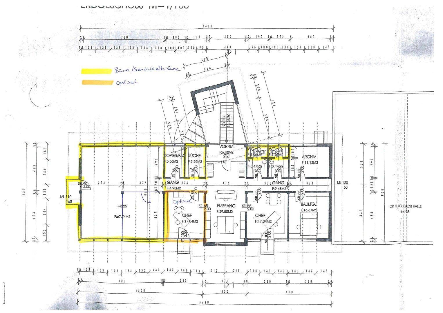 Grundriss des Erdgeschosses mit mehreren Büroräumen, Empfangsbereich und Treppenhaus, inklusive Maßen.