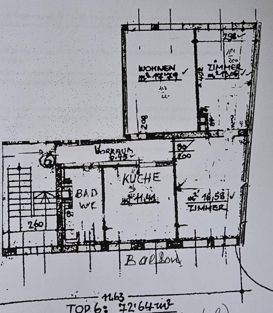 Handgezeichneter Grundriss mit Raumaufteilung für Wohnen, Küche, Bad und Balkon.