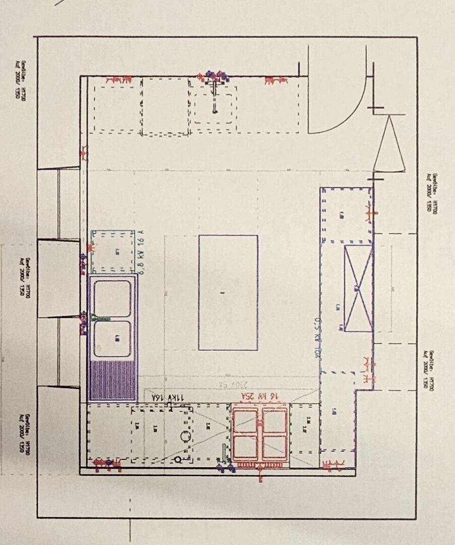 Detaillierte Küchenplanung mit verschiedenen Arbeitsbereichen, Spülbecken und Kochinsel.