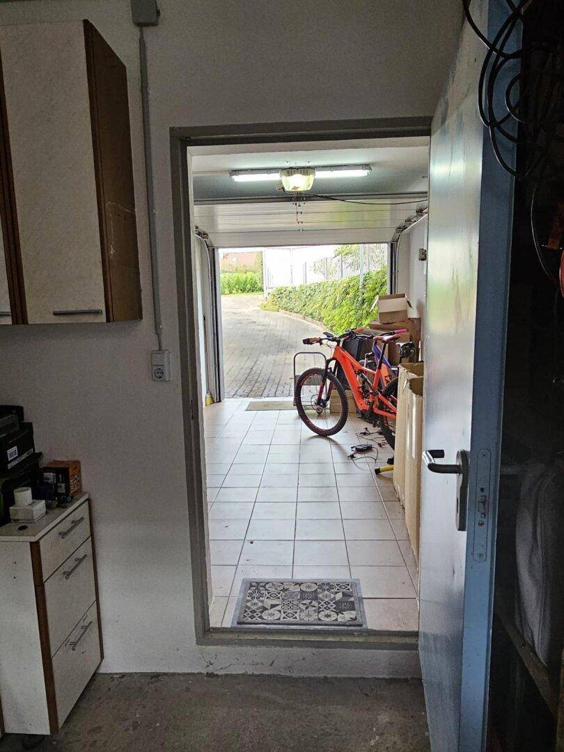 Geräumige Garage mit Fliesenboden und direktem Zugang zur Auffahrt.