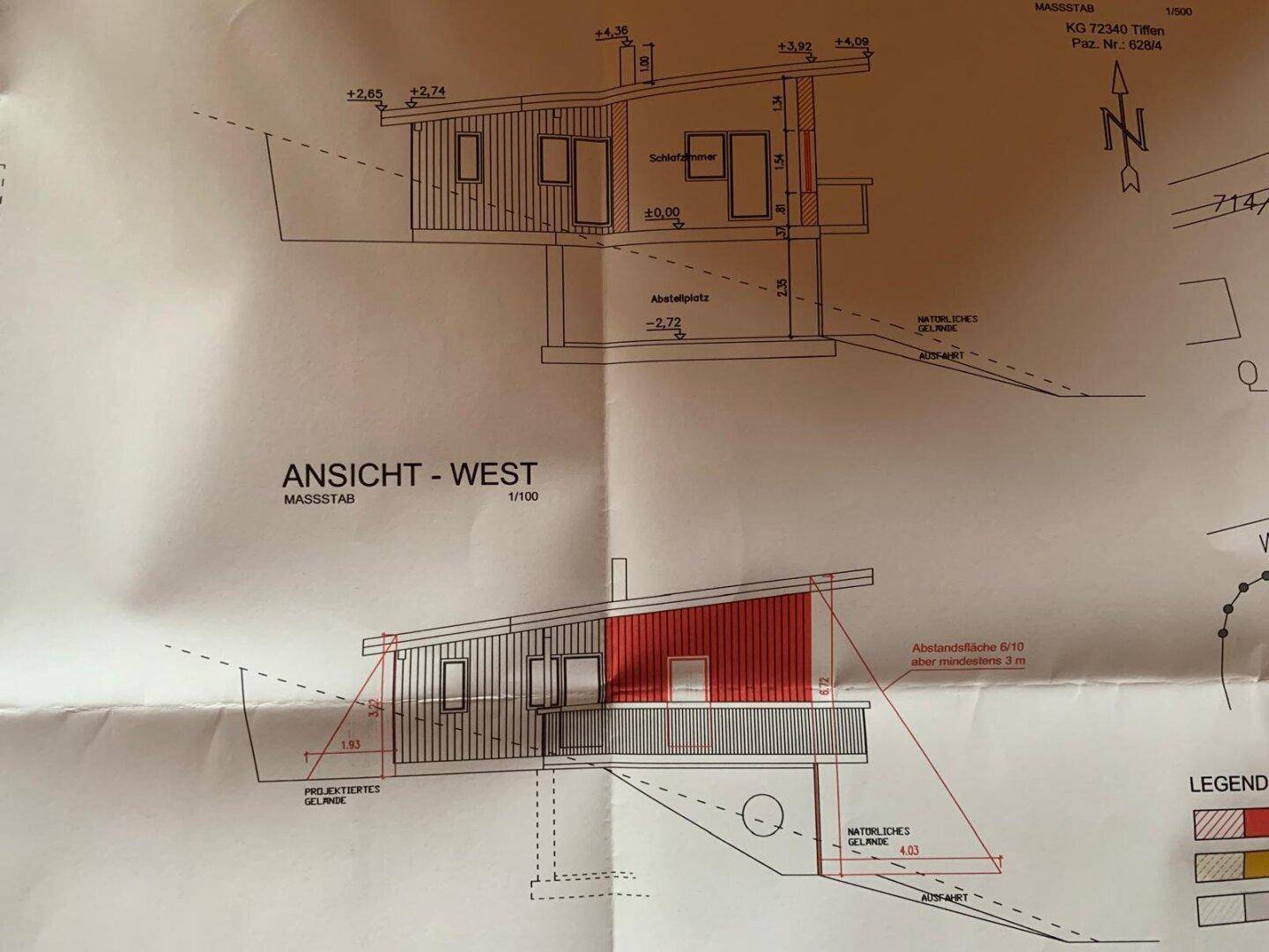 Architektonische Ansichten des Gebäudes von Westen und Osten mit Hanglage und Balkon.