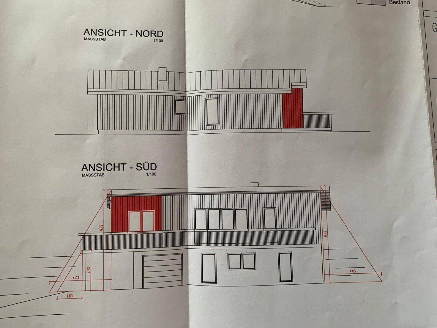 Architektonische Ansichten des Gebäudes von Norden und Süden mit Balkon und Garage.