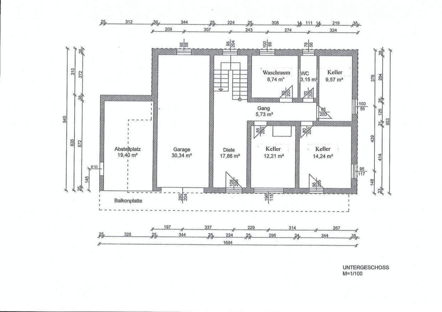 Grundriss des Untergeschosses mit Garage, Abstellplatz, Waschraum, WC und Kellerräumen.