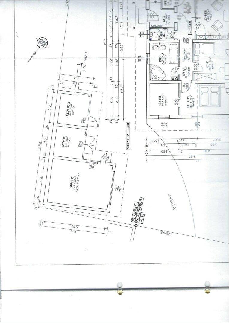 Grundriss mit Garage, Geräteraum und einem Teil des Hauptgebäudes.