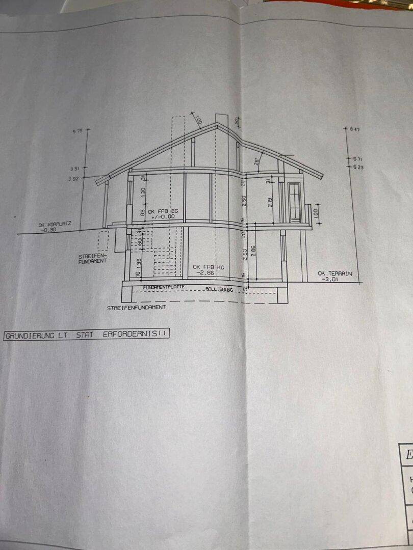 Architektonischer Querschnitt eines Hauses, der die Dachneigung und die Geschossaufteilung darstellt.
