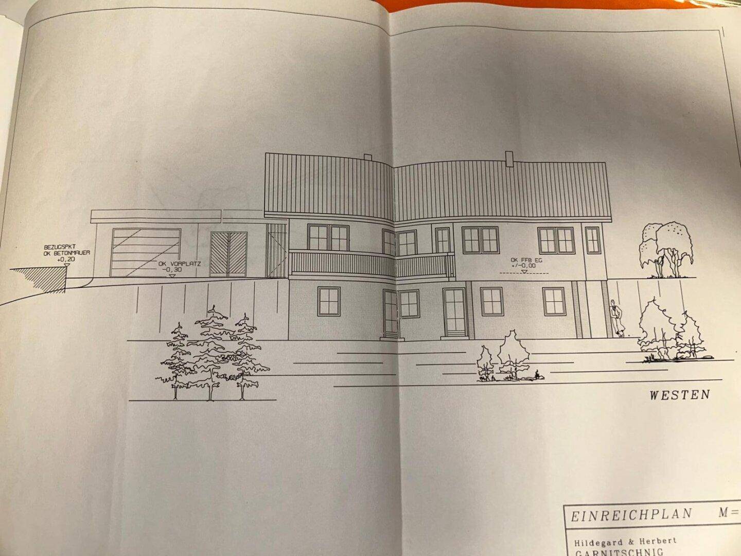Architektonische Zeichnung der Westfassade eines Hauses mit integrierter Garage und Balkon.