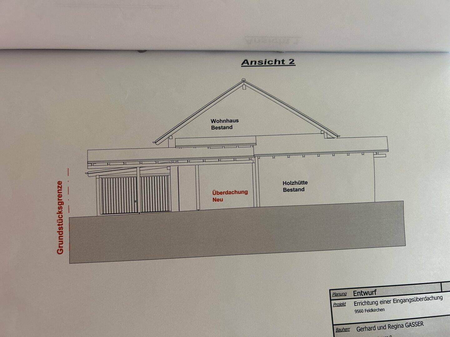 Architektonische Ansicht des Wohnhauses mit Satteldach und einem neuen Anbau.