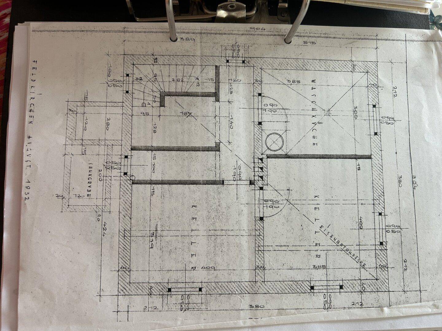 Historischer Grundriss des Erdgeschosses mit Zimmeraufteilung, Treppe und Bemaßungen.