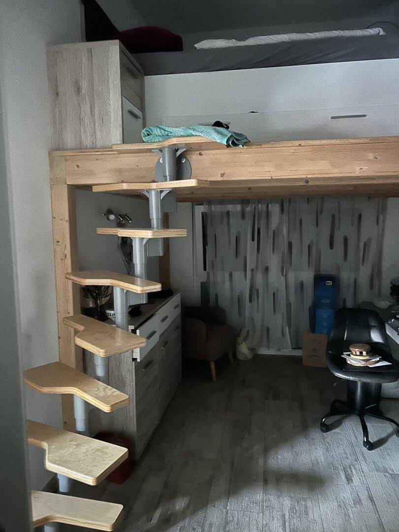 Schlafbereich mit Hochbett und integrierter Treppe, optimiert für kleine Räume.