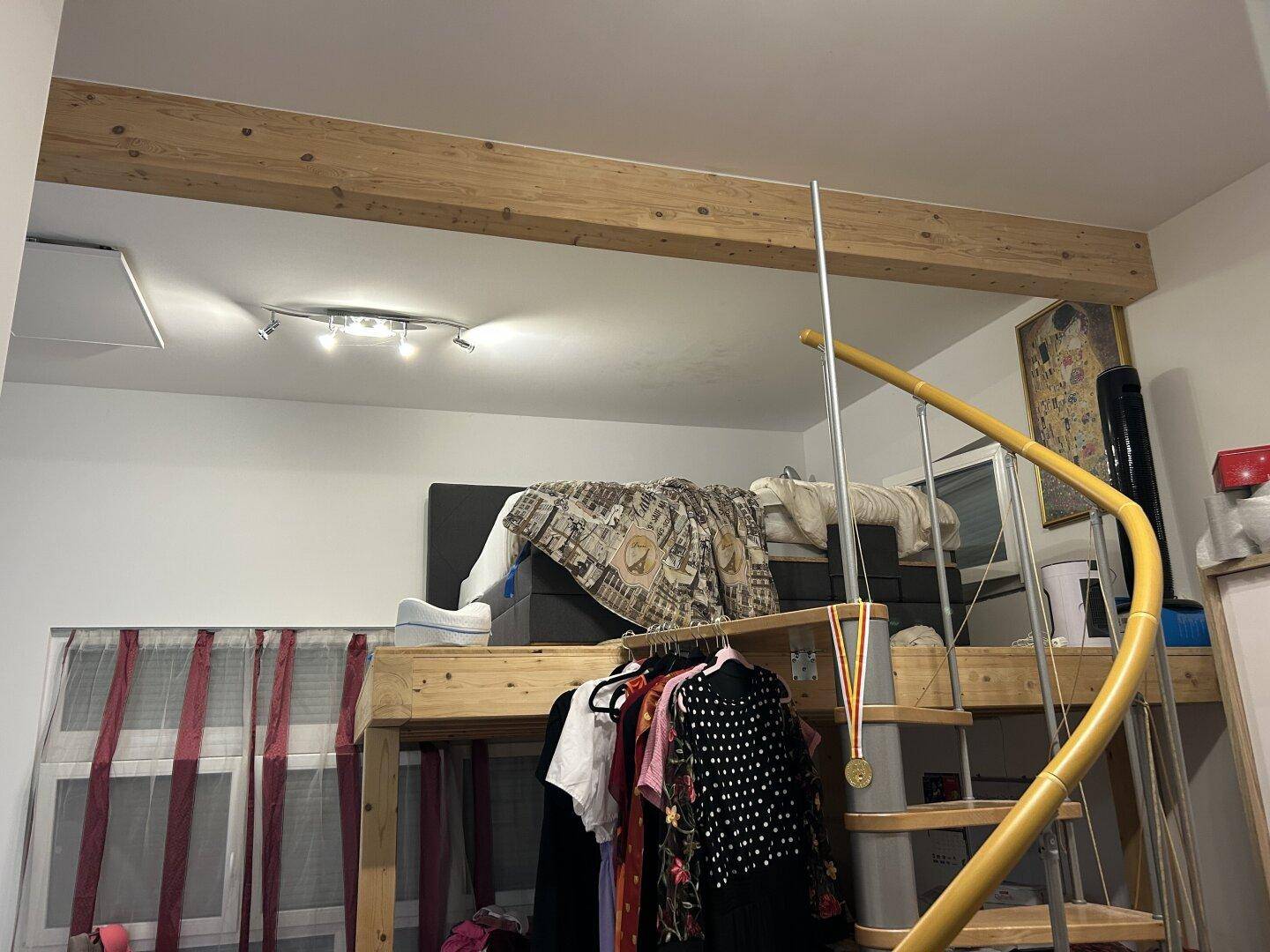 Schlafbereich mit Hochbett und Wendeltreppe, bietet zusätzlichen Stauraum darunter.