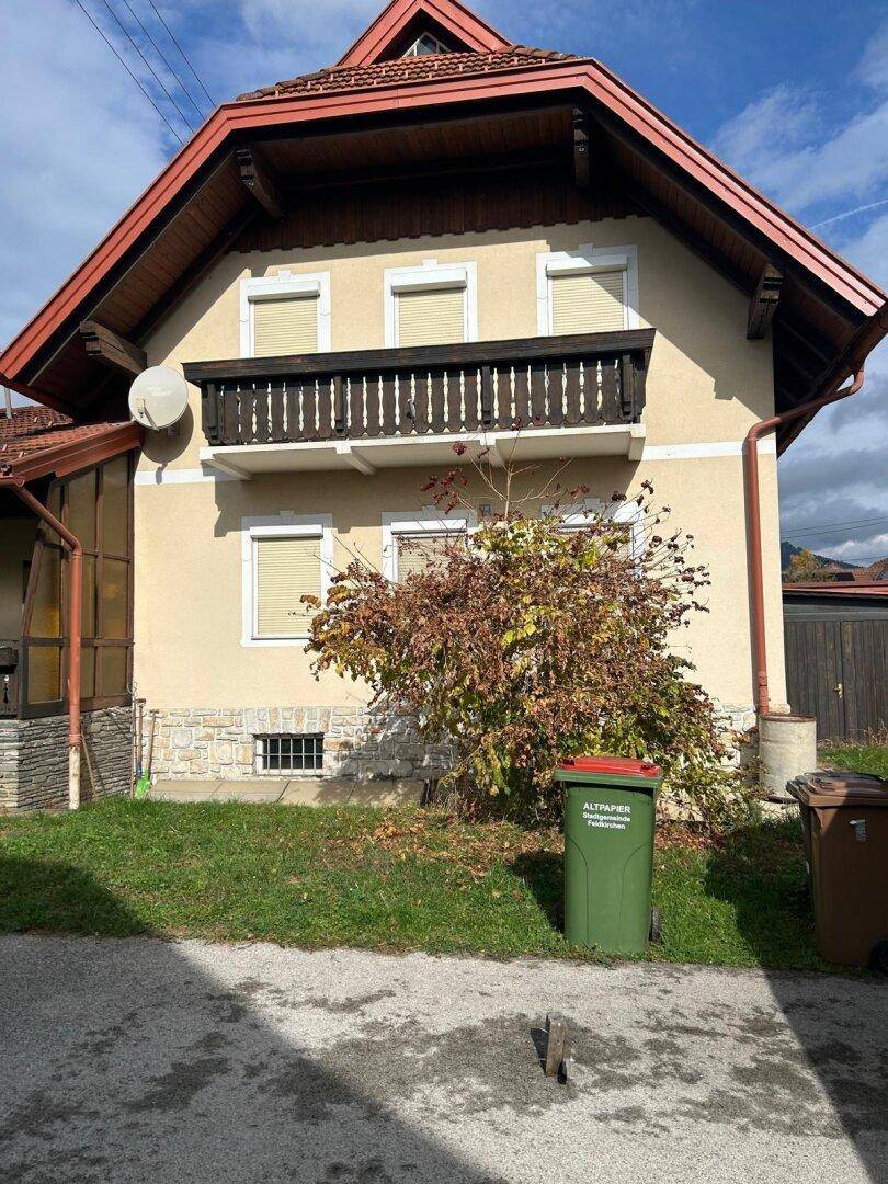 Ansicht des Hauses von der Straße mit Balkon und Solaranlage auf dem Dach.