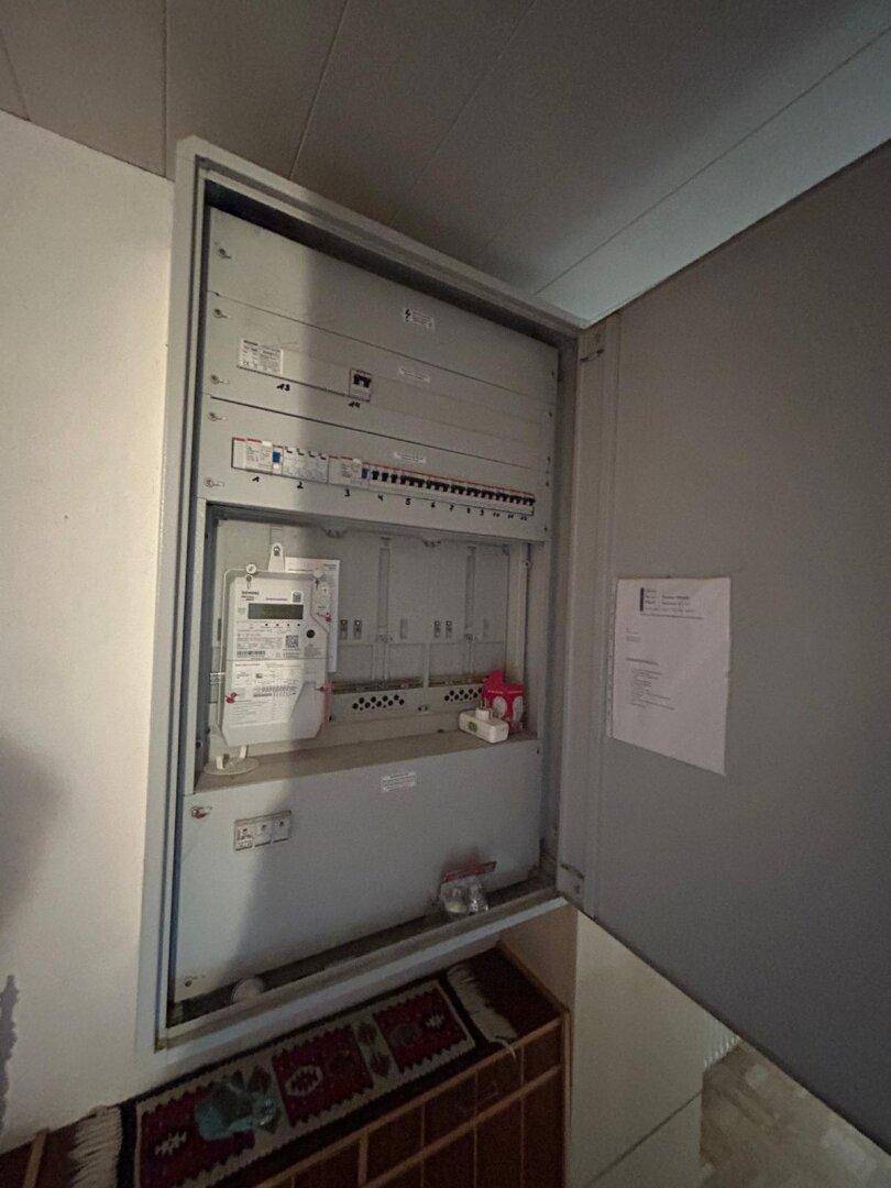 Sicherungskasten und Stromzähler in einem Technikraum des Hauses.