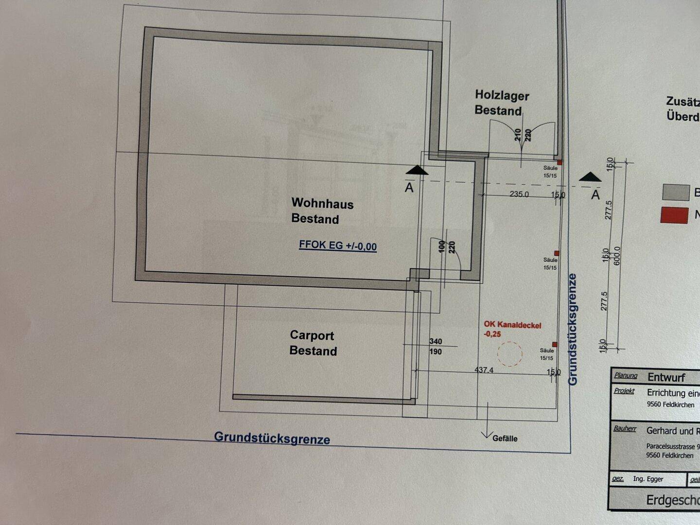 Lageplan des Grundstücks mit Wohnhaus, Carport und Holzlager.
