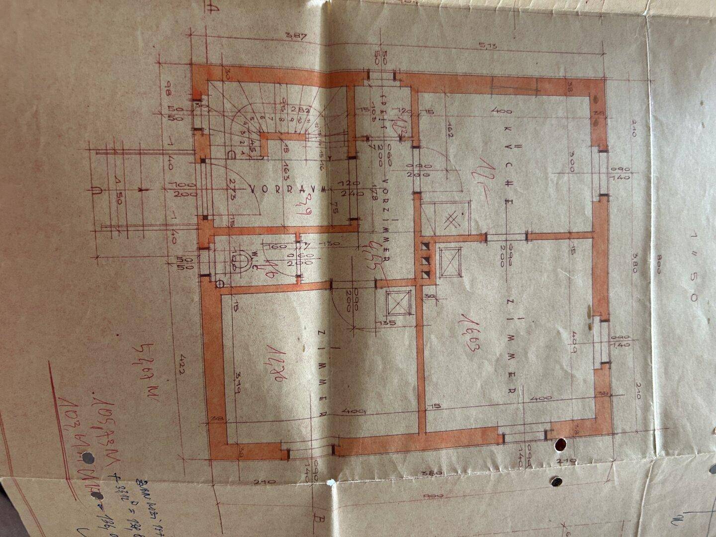 Handgezeichneter Grundriss mit Zimmern, Küche und Treppenaufgang.