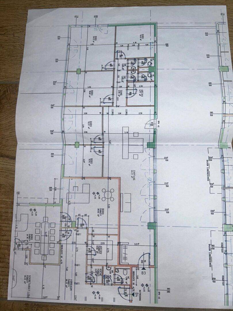 Detaillierter Grundrissplan eines Gebäudegeschosses mit verschiedenen Räumen und Maßen.