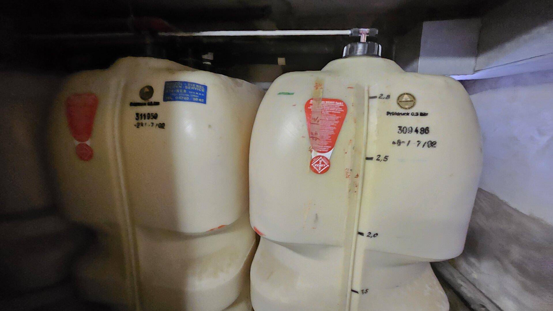 Zwei große Lagertanks im Keller, wahrscheinlich für Heizöl oder Wasser, mit Füllstandsanzeigen.