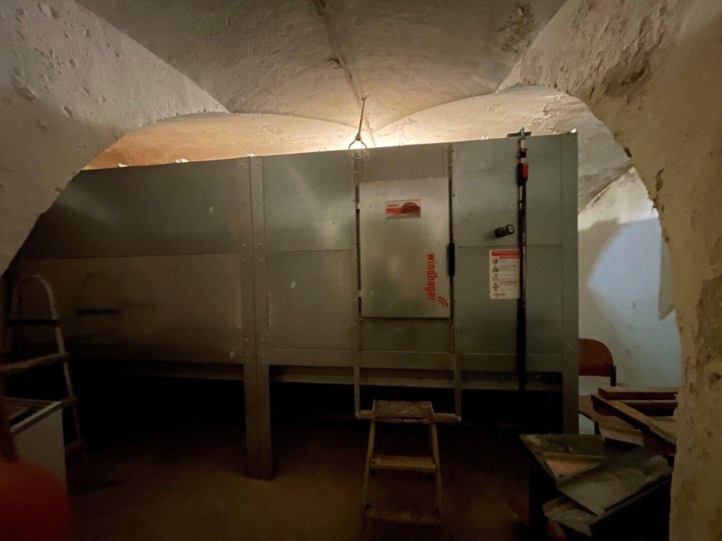 Kellerraum mit gewölbter Decke und großer Heizungsanlage.