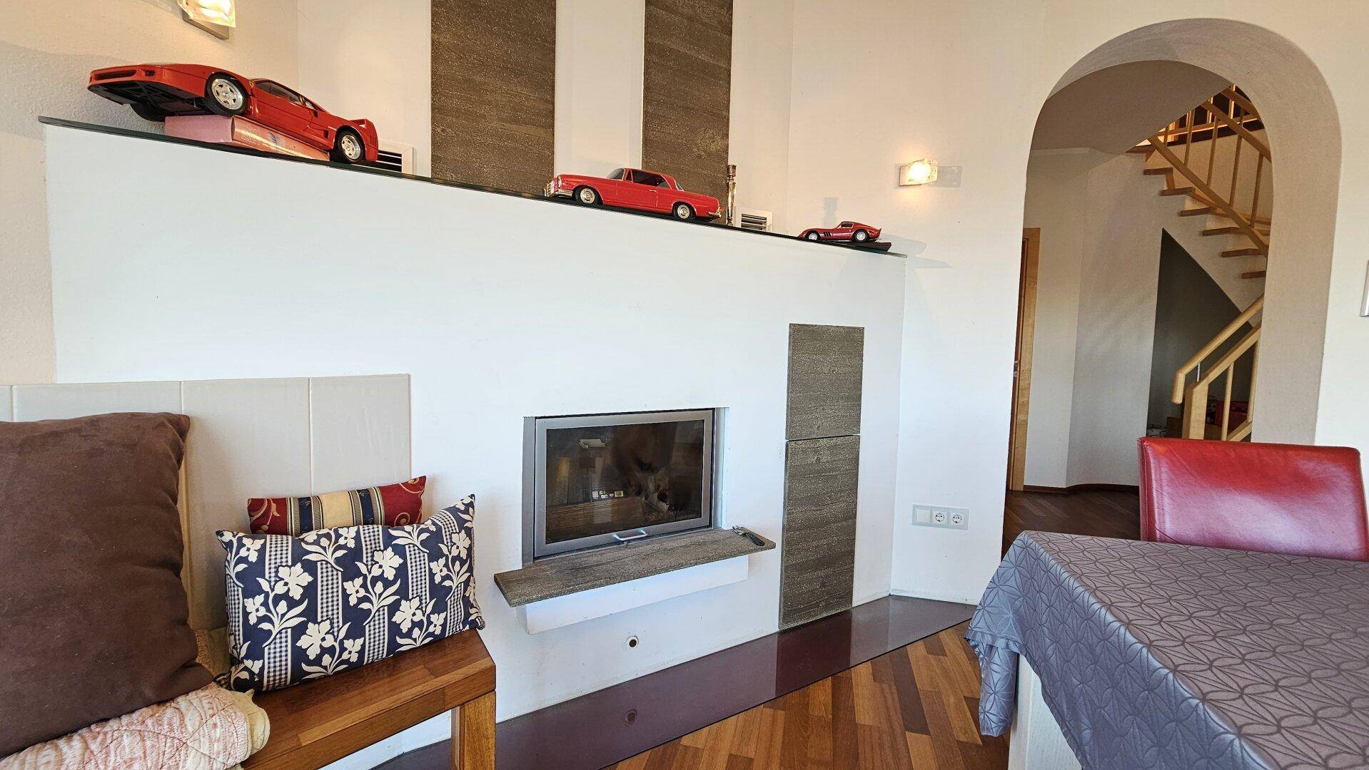 Moderner Kamin im Essbereich, stilvoll dekoriert und einladend für gemütliche Abende.