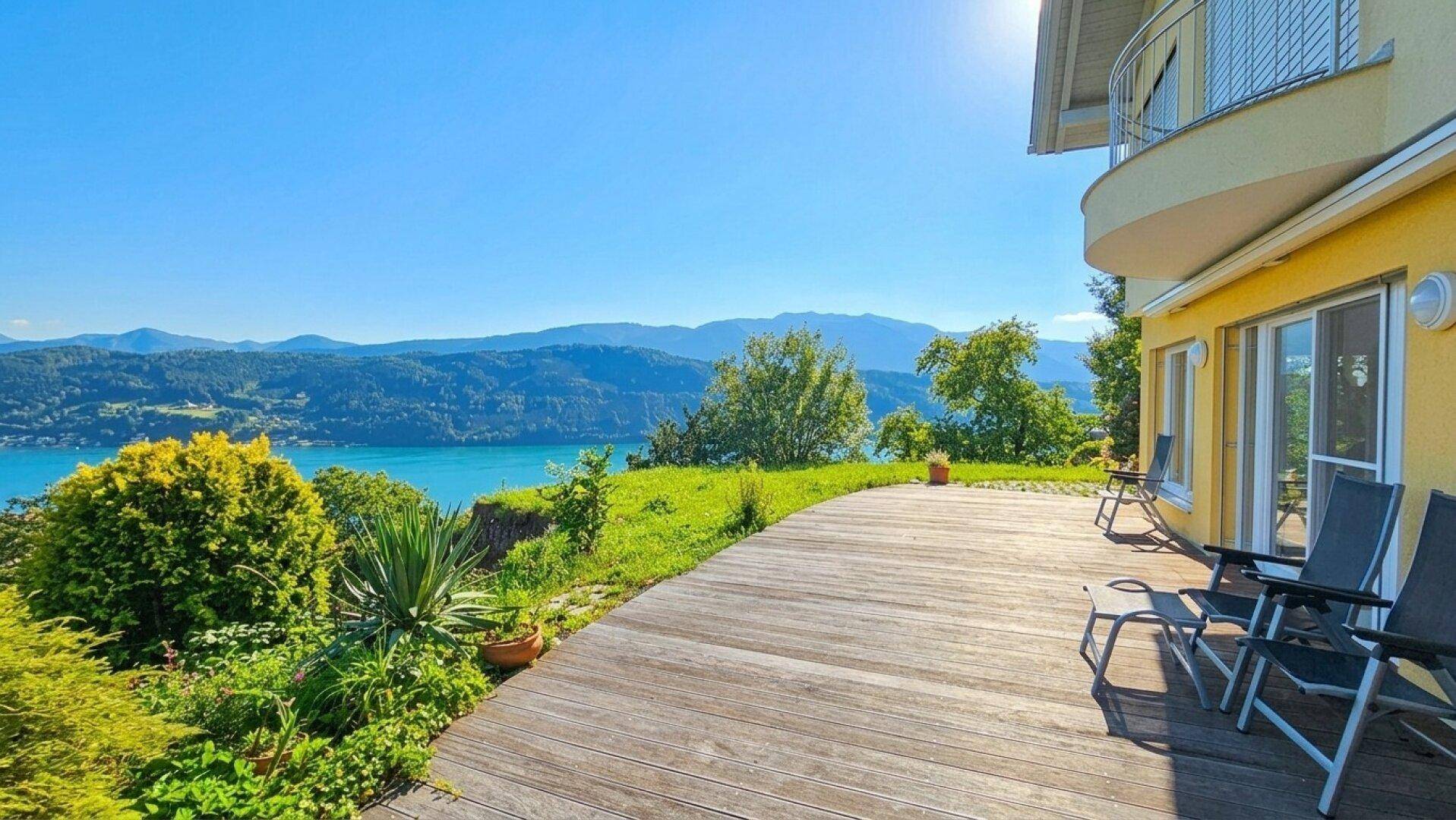 Geräumige Holzterrasse mit Sitzgelegenheiten und atemberaubendem Blick auf den See und die umliegenden Berge.