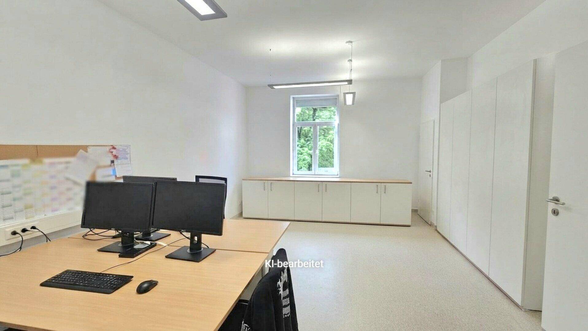 Modernes Büro mit Arbeitsplätzen, Stauraum und Blick ins Grüne durch das Fenster.
