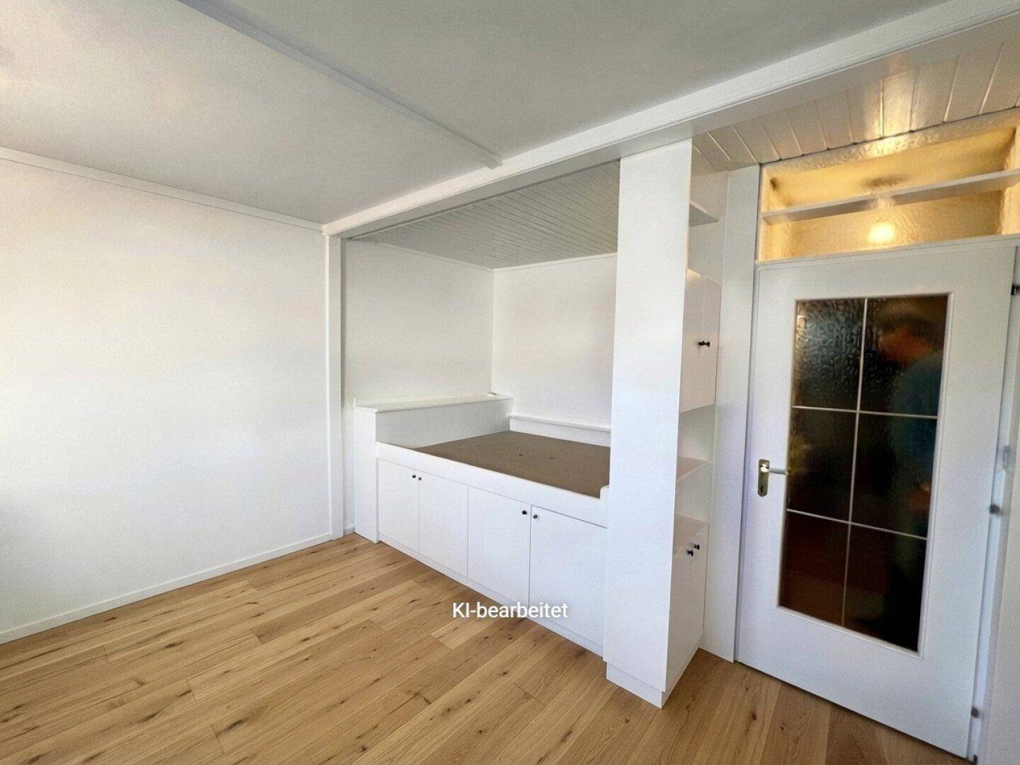 Schlafzimmer mit integriertem Bett und Stauraum sowie Holzboden.