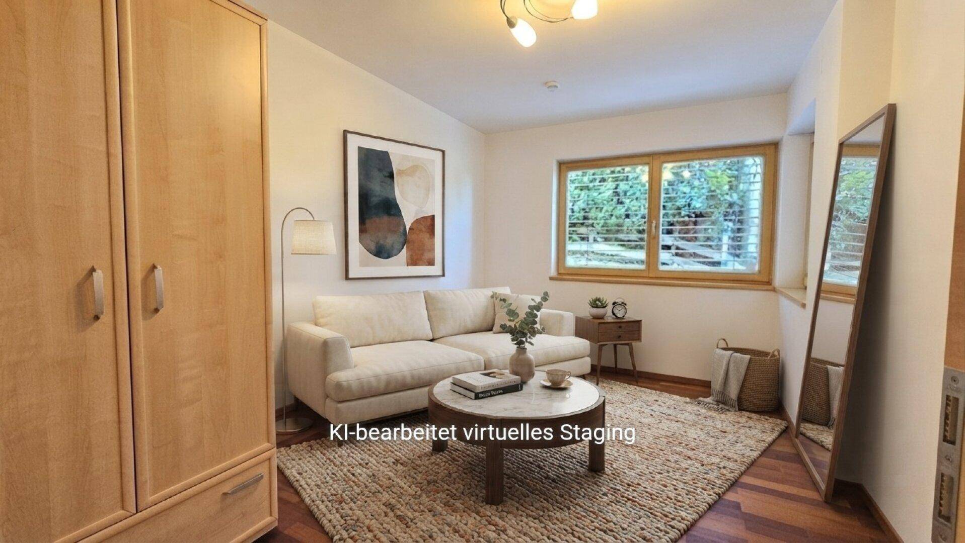 Gemütliches Zimmer mit Blick ins Grüne, ausgestattet mit einem Sofa und einem Holzschrank, virtuell inszeniert.