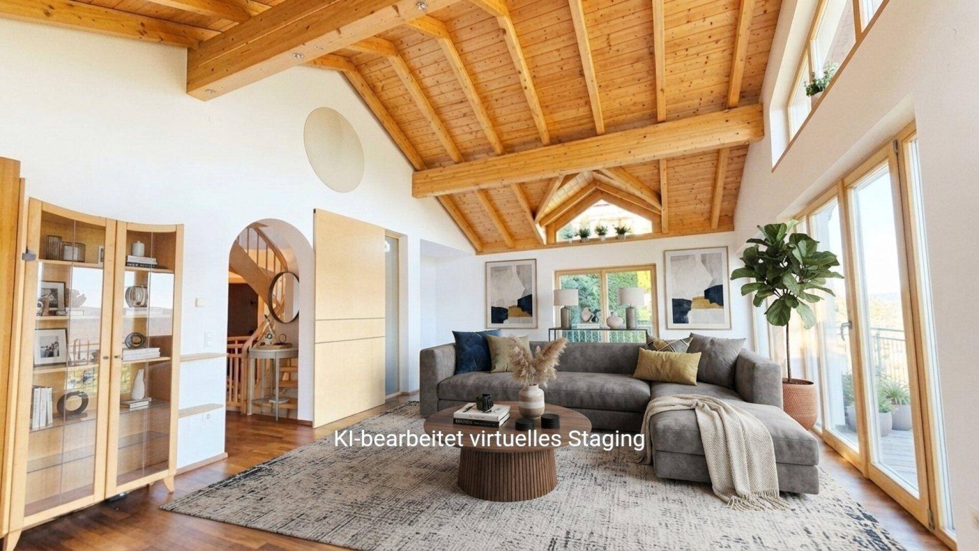 Geräumiges Wohnzimmer mit beeindruckender Holzbalkendecke, großen Fenstern und modernem Mobiliar, virtuell inszeniert.