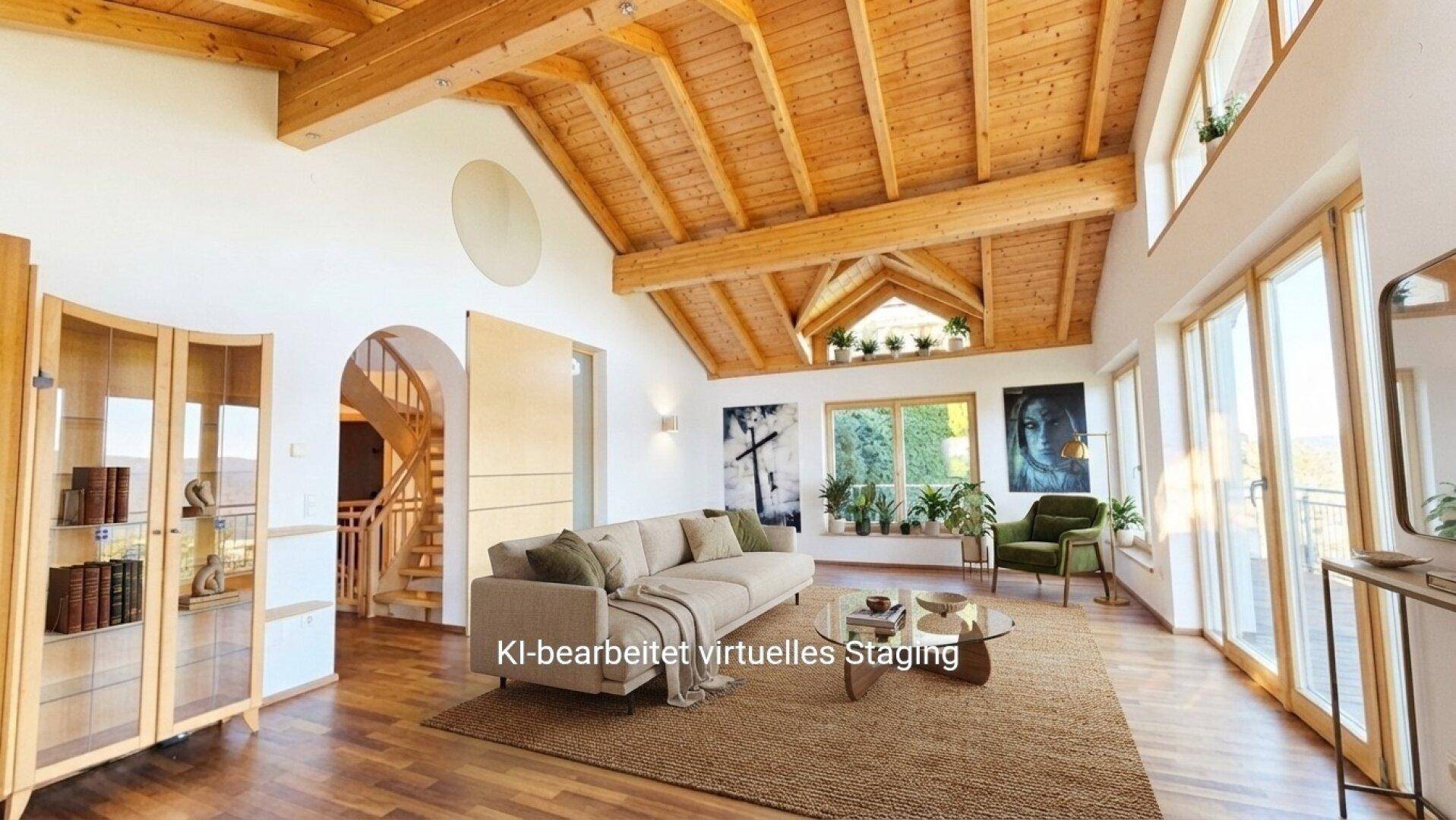Helles Wohnzimmer mit Holzbalkendecke und großen Fenstern, ausgestattet mit moderner Einrichtung, virtuell inszeniert.