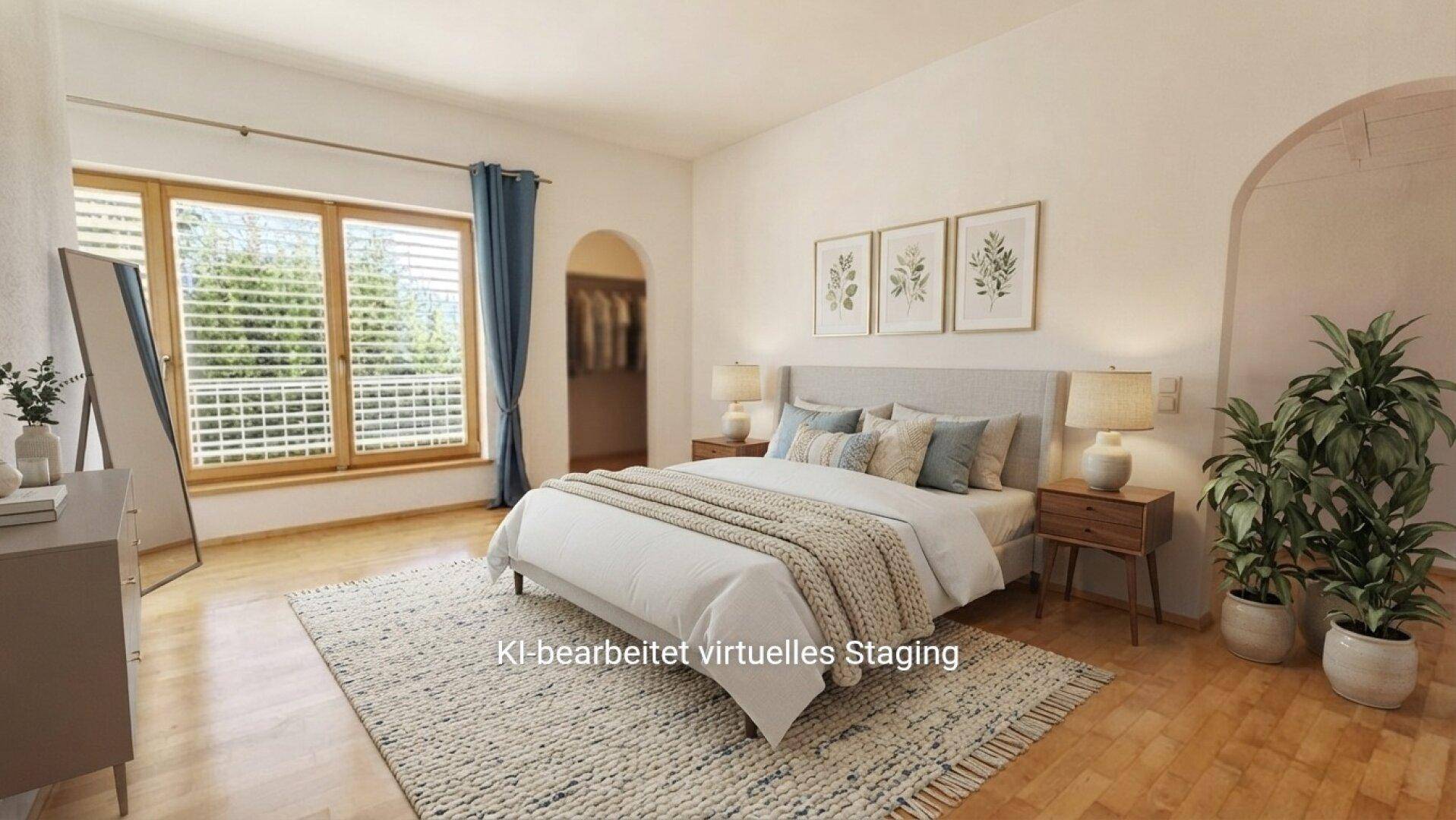 Großes Schlafzimmer mit Doppelbett, Fenster und Zugang zu einem begehbaren Kleiderschrank, virtuell inszeniert.