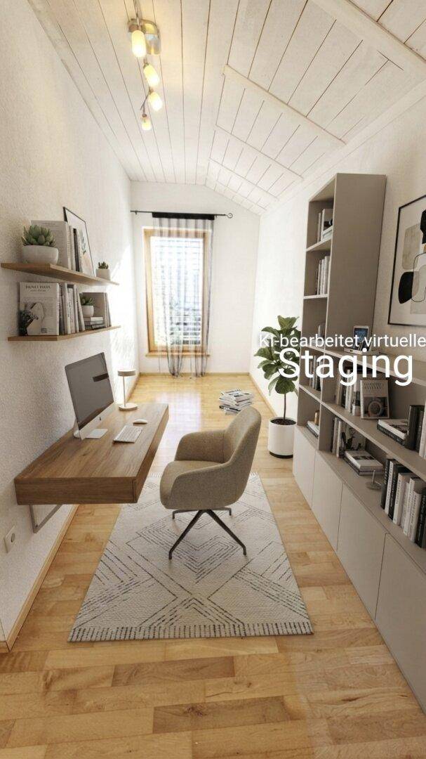 Helles Arbeitszimmer mit schwebendem Schreibtisch, Bücherregalen und Dachschräge, ideal für Home-Office, virtuell inszeniert.