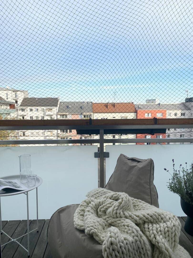 Balkon mit Blick auf die Nachbarschaft und den weiten Himmel.