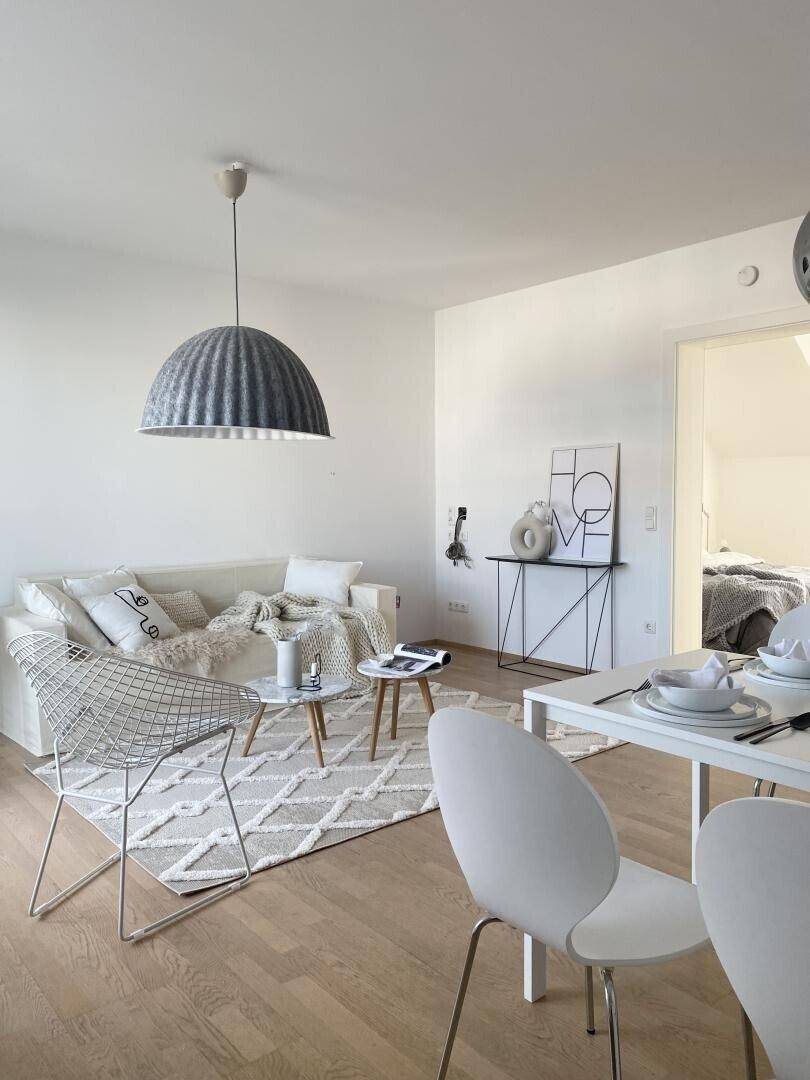 Offener Wohn- und Essbereich mit Blick auf das angrenzende Schlafzimmer.