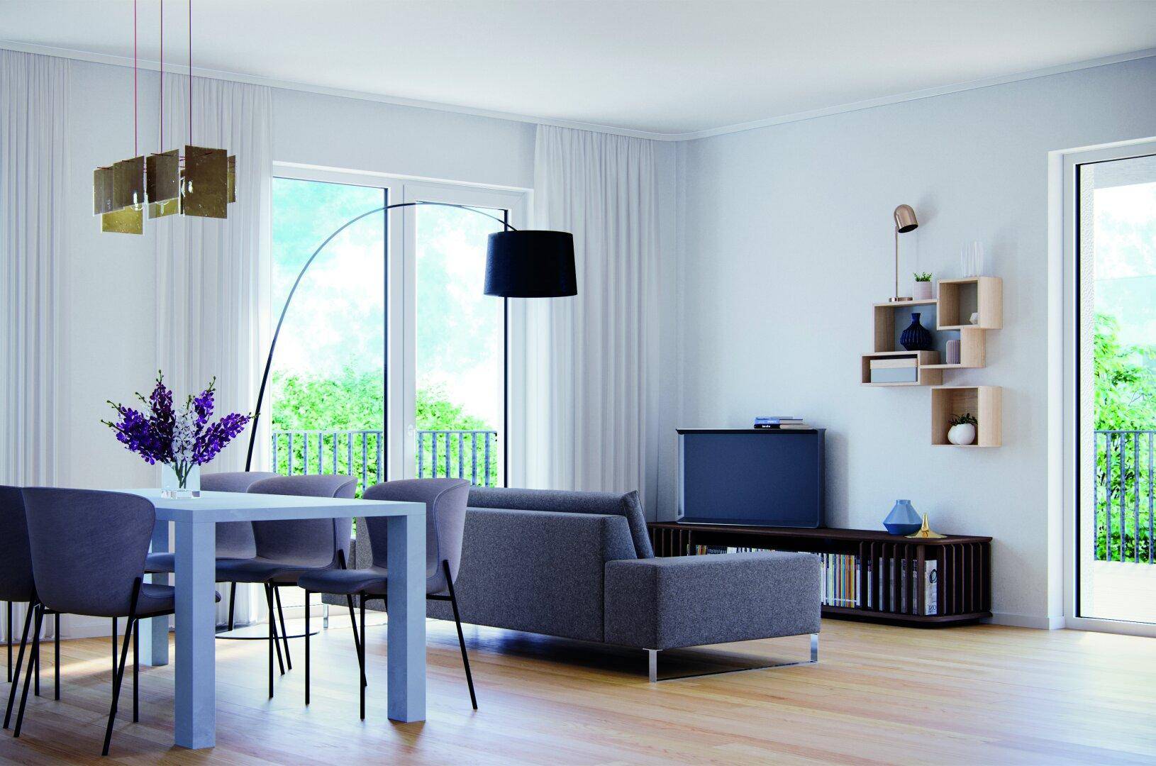 Heller Wohn-Essbereich mit Holzboden, modernen Möbeln und Zugang zum Balkon.