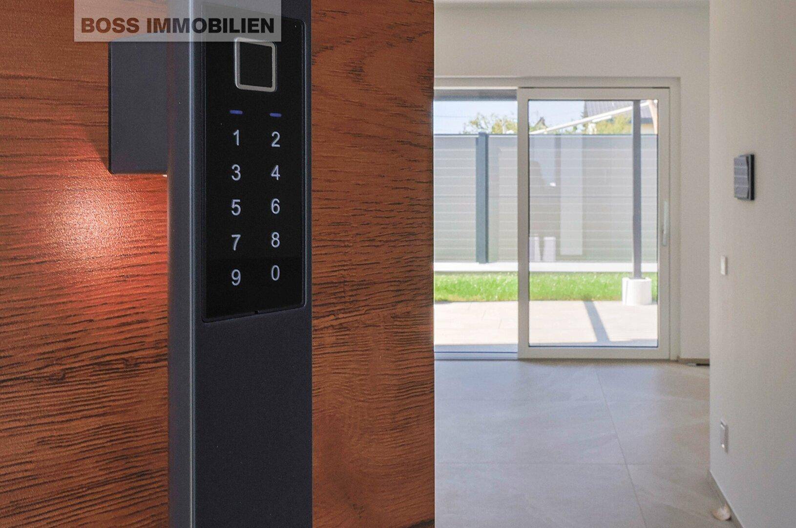Modernes Smart-Türschloss mit Tastatur und Fingerabdruckscanner am Eingang.