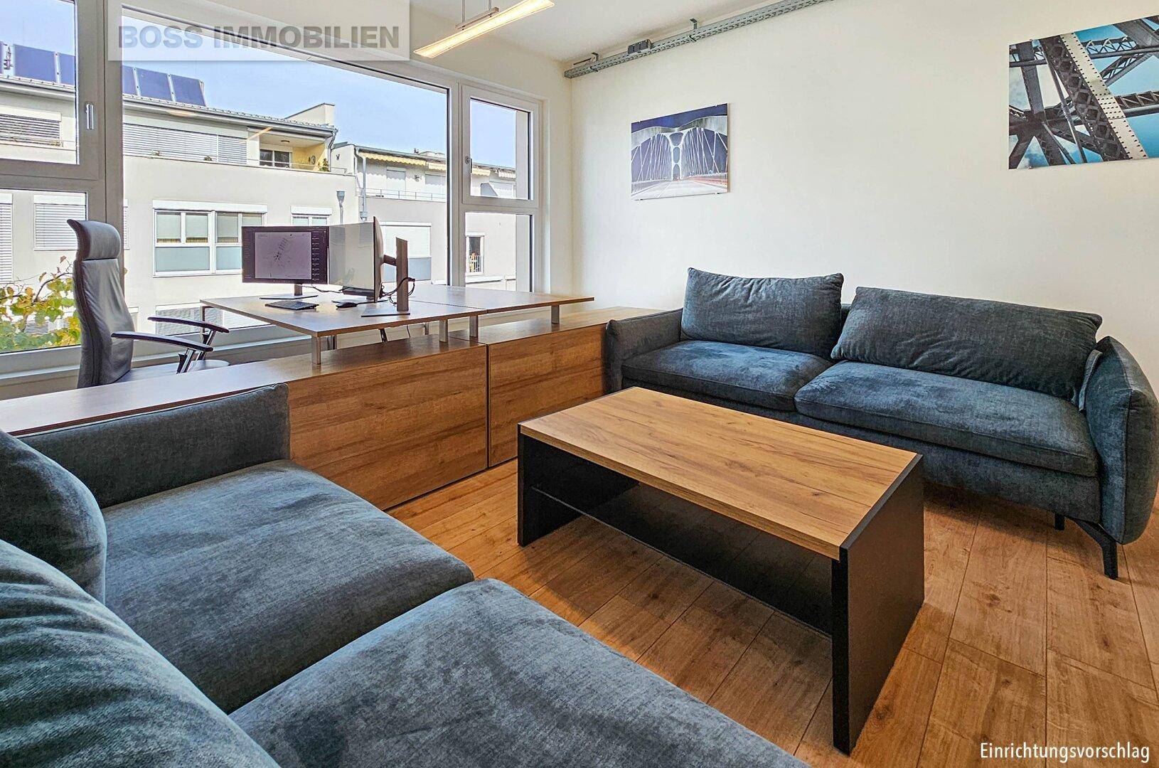Geräumiger, offener Raum mit Arbeitsbereich, Sitzgelegenheiten und modernen Möbeln.