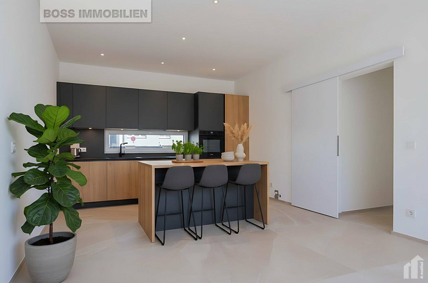 Offene, helle Küche mit Kücheninsel, dunklen Schränken und Holzdetails, ideal für geselliges Kochen.