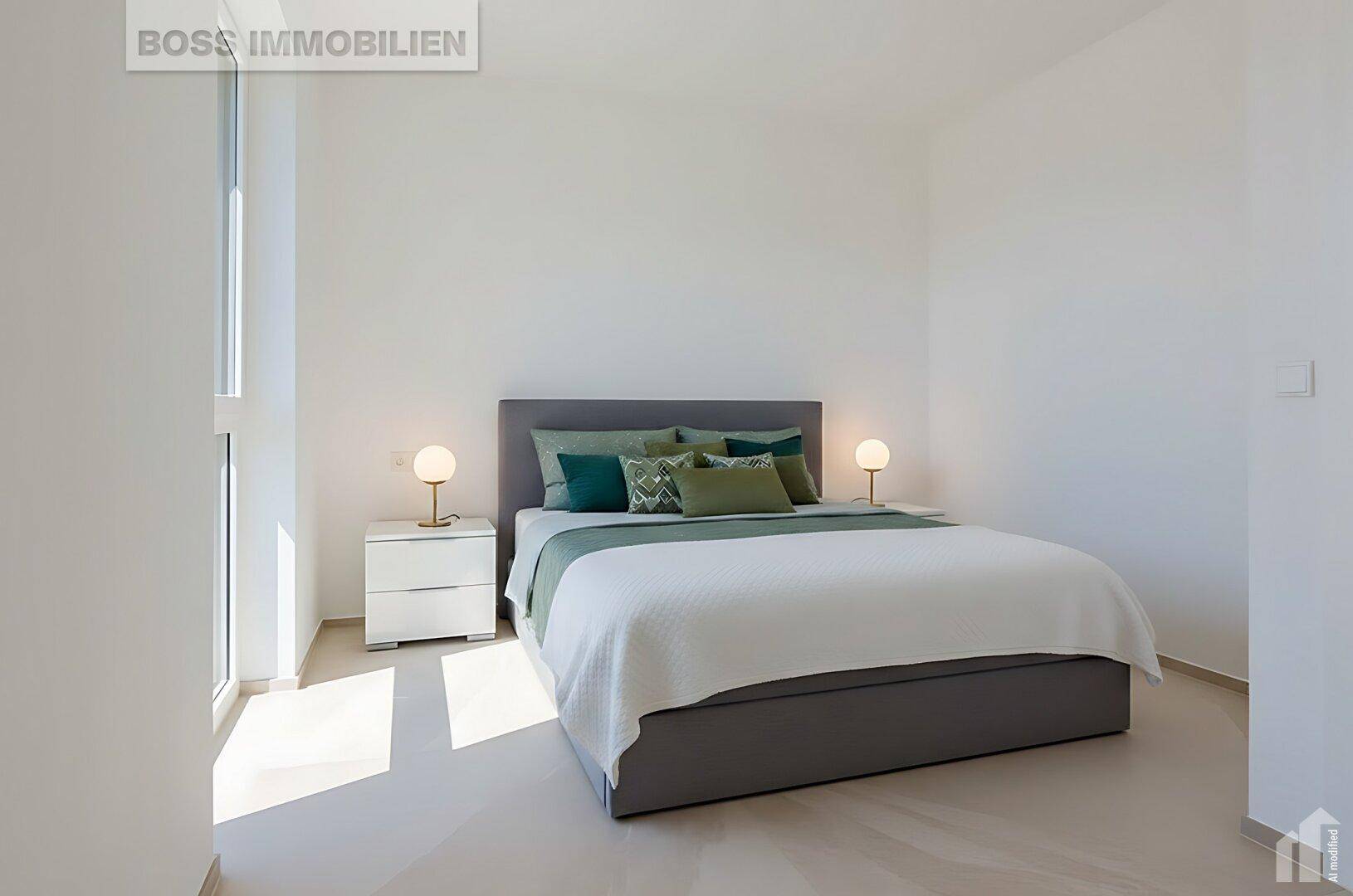 Helles Schlafzimmer mit großem Bett, Nachttischen und viel natürlichem Lichteinfall durch das Fenster.