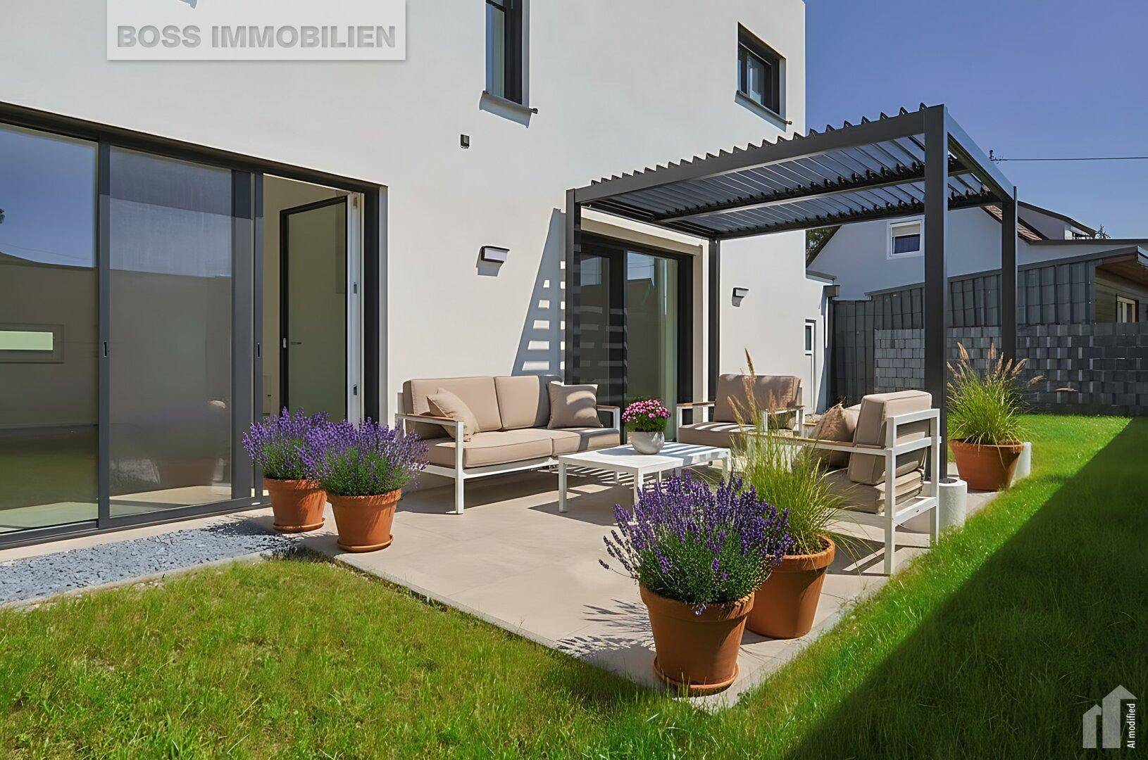 Geräumige Terrasse mit bequemen Sitzgelegenheiten, Pergola und angrenzendem gepflegten Gartenbereich.
