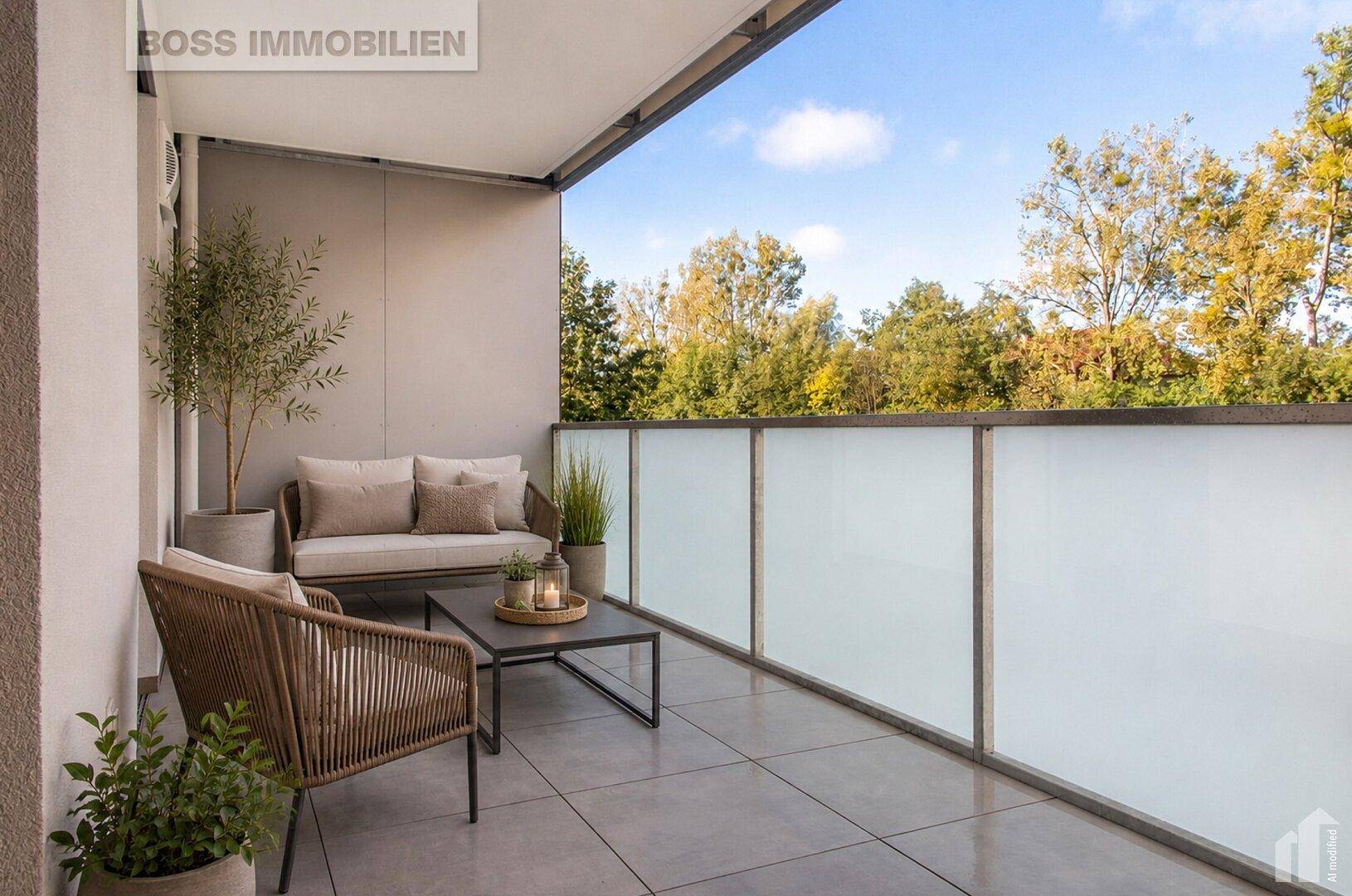 Geräumiger Balkon mit modernen Fliesen, Sitzgelegenheiten und Blick ins Grüne.