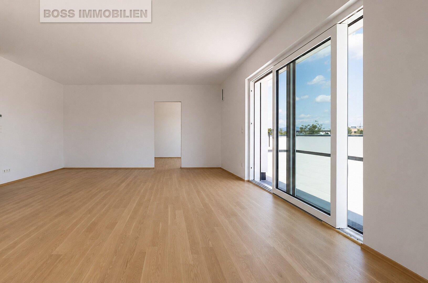 Geräumiger, heller Raum mit Parkettboden und direktem Zugang zur Außenterrasse.